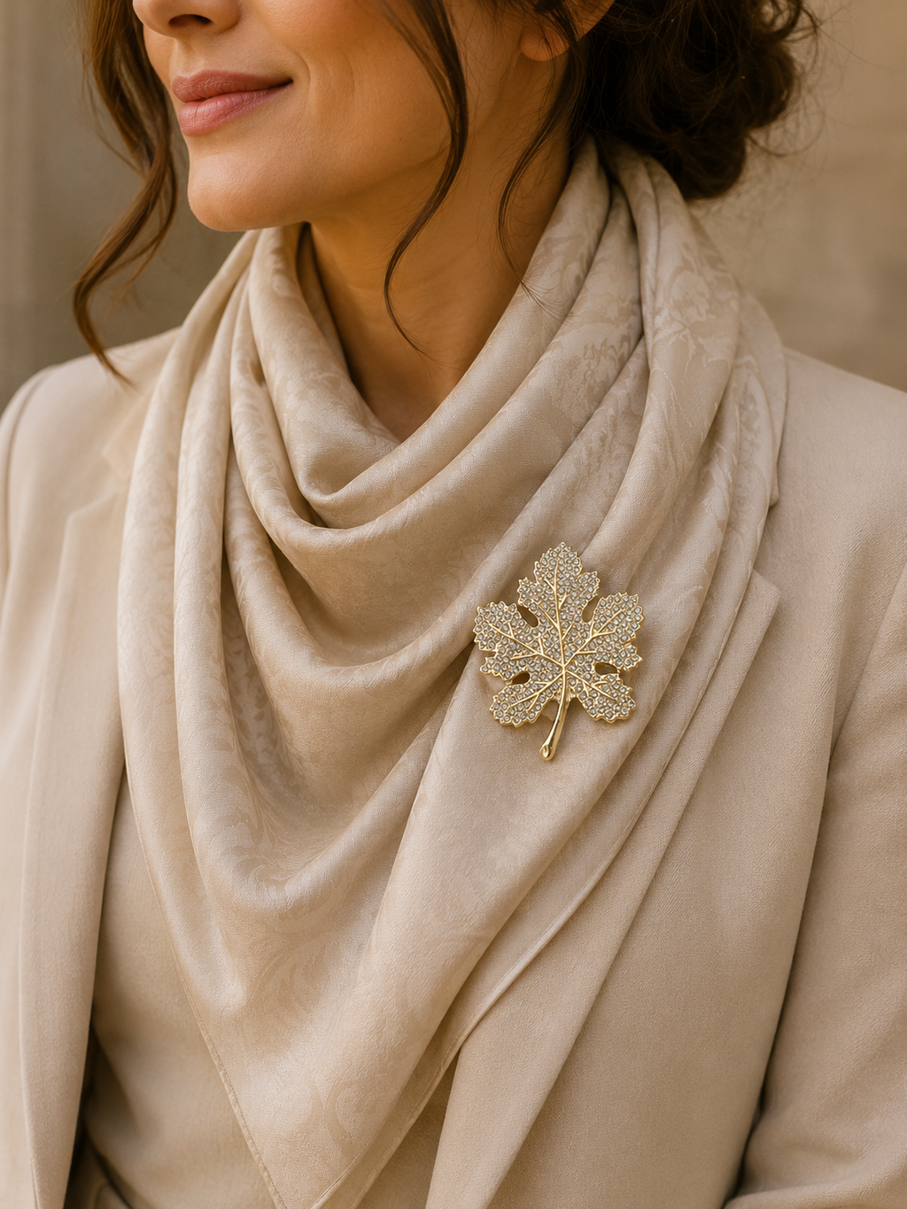 Broche feuille strass