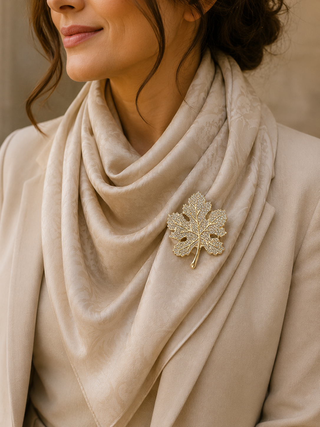 Broche feuille strass